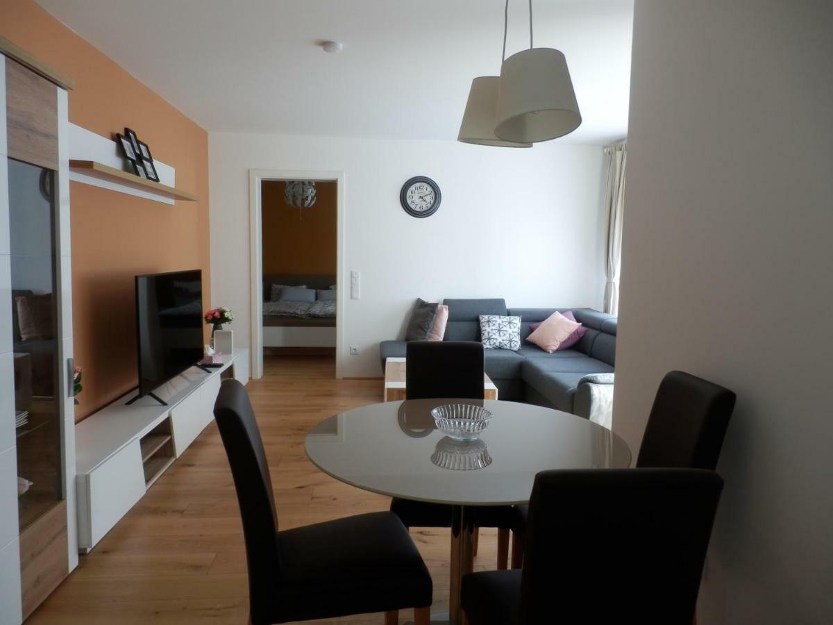 شقة Spacious, Modern 1-Bdrm Apt Near Vic & Austria Ctr فيينا المظهر الخارجي الصورة