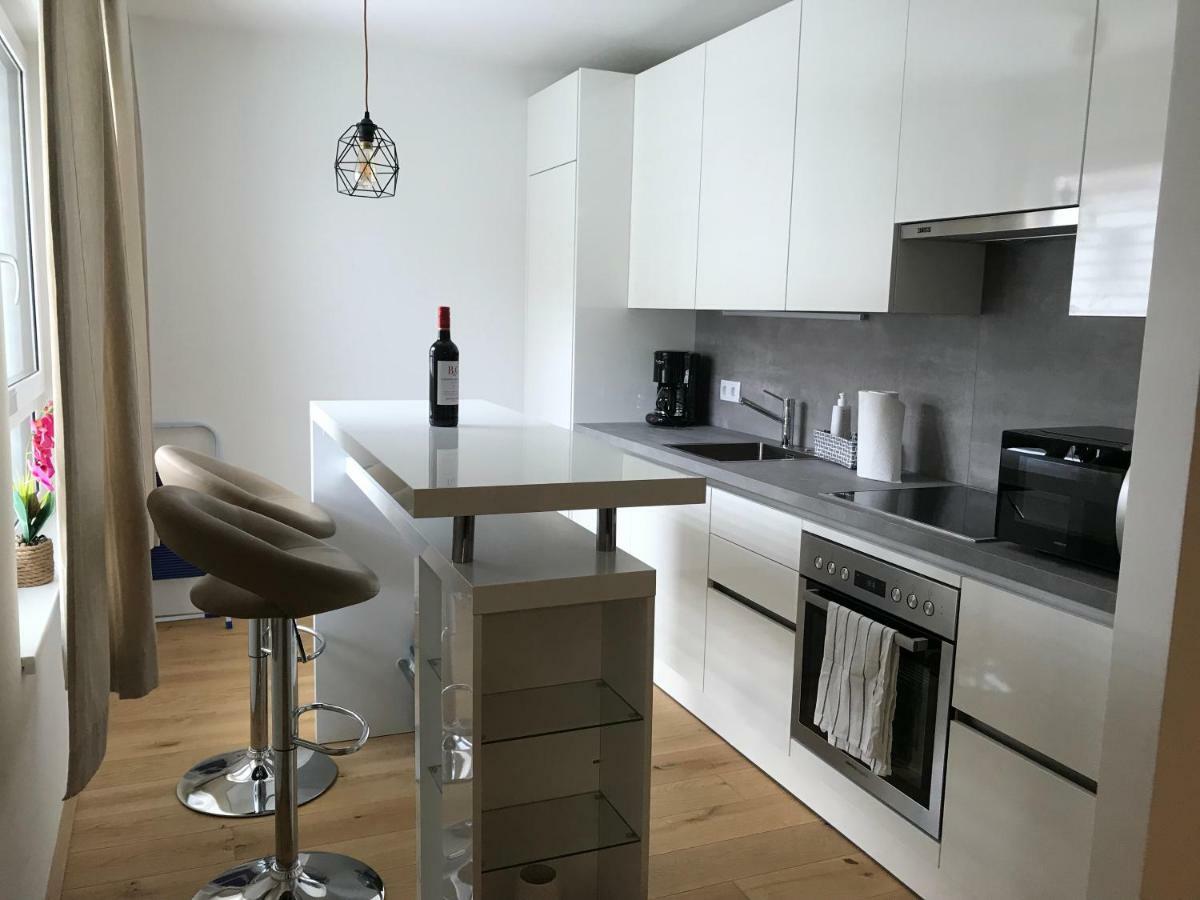 شقة Spacious, Modern 1-Bdrm Apt Near Vic & Austria Ctr فيينا المظهر الخارجي الصورة