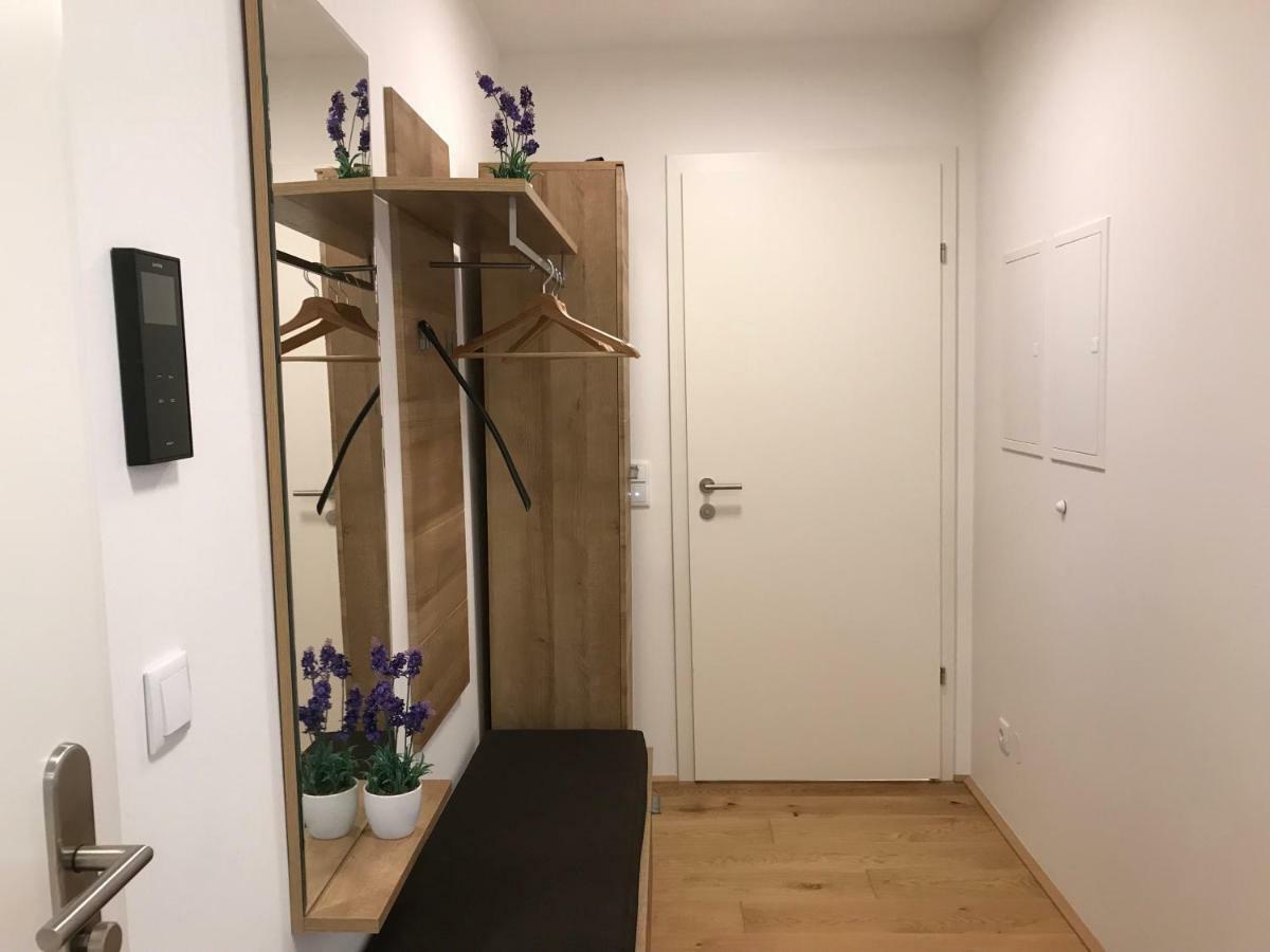 شقة Spacious, Modern 1-Bdrm Apt Near Vic & Austria Ctr فيينا المظهر الخارجي الصورة