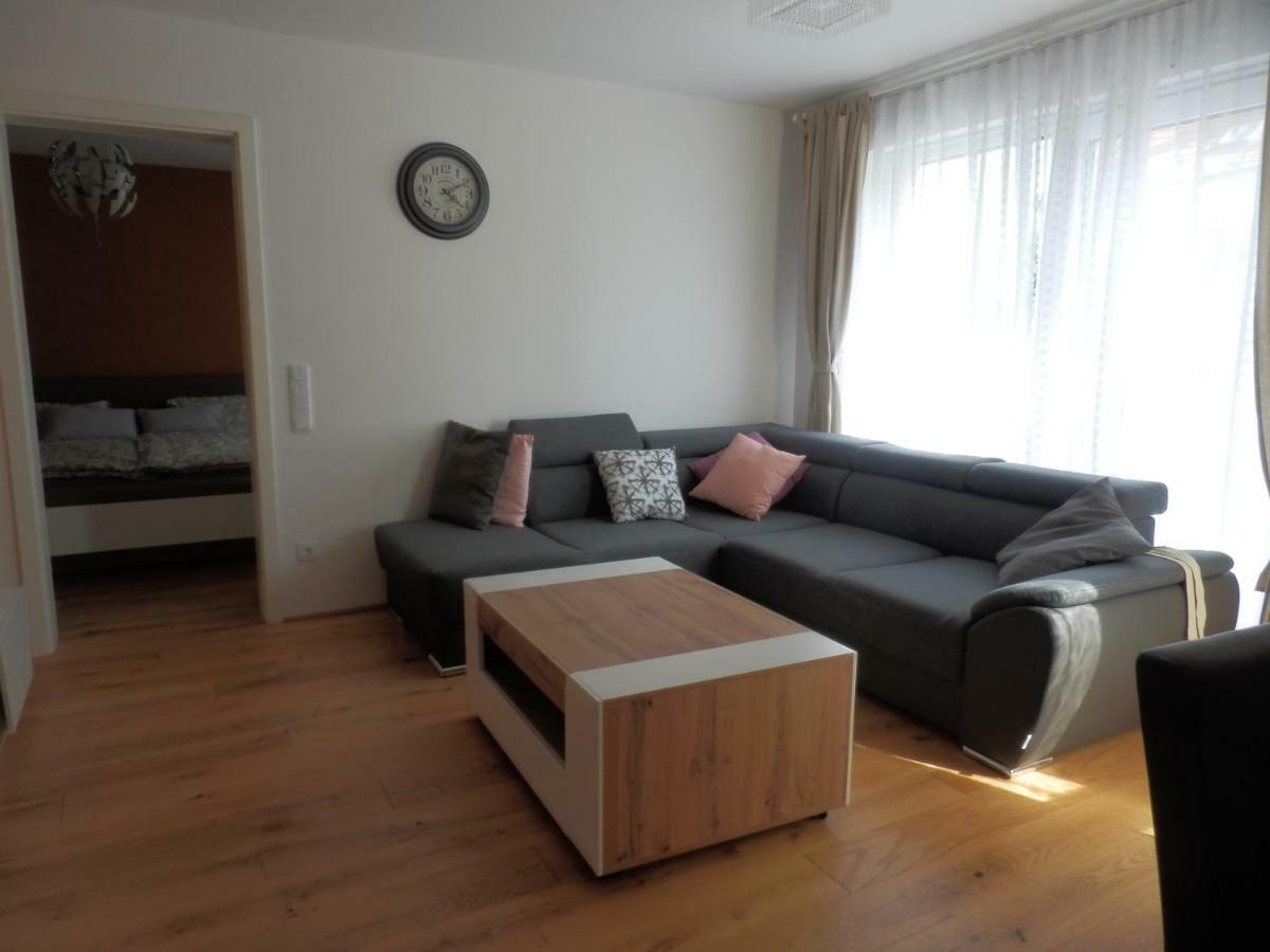 شقة Spacious, Modern 1-Bdrm Apt Near Vic & Austria Ctr فيينا المظهر الخارجي الصورة