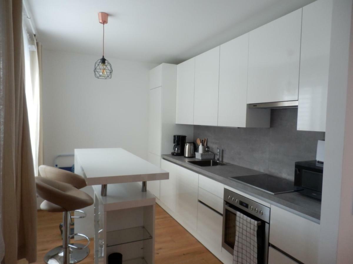 شقة Spacious, Modern 1-Bdrm Apt Near Vic & Austria Ctr فيينا المظهر الخارجي الصورة