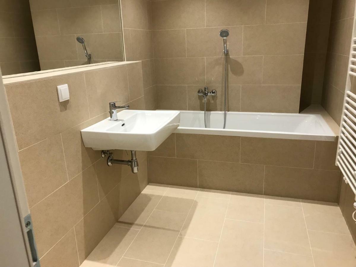 شقة Spacious, Modern 1-Bdrm Apt Near Vic & Austria Ctr فيينا المظهر الخارجي الصورة
