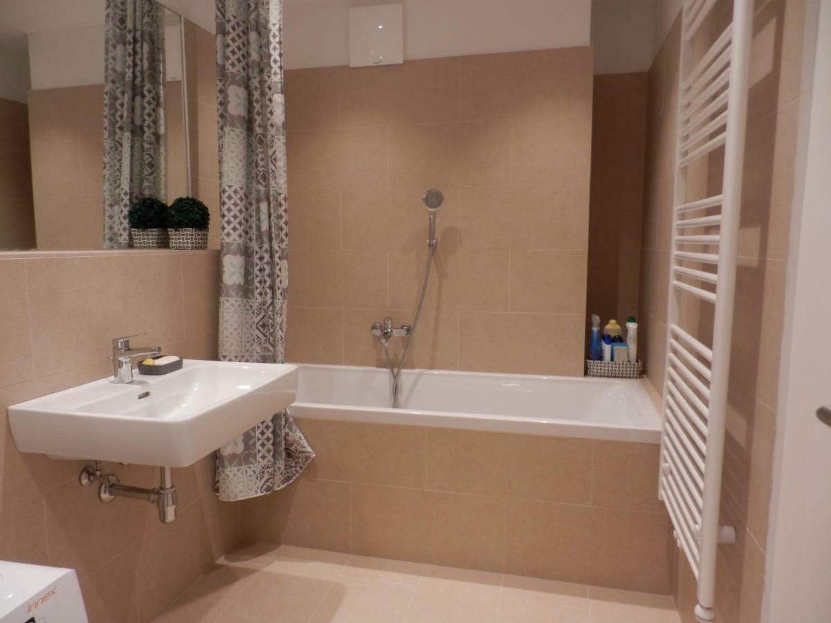 شقة Spacious, Modern 1-Bdrm Apt Near Vic & Austria Ctr فيينا المظهر الخارجي الصورة