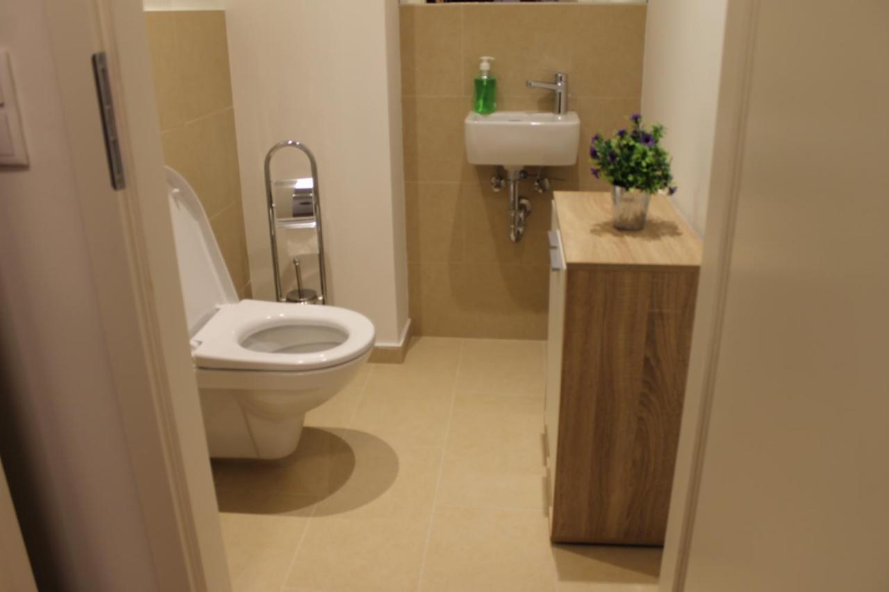 شقة Spacious, Modern 1-Bdrm Apt Near Vic & Austria Ctr فيينا المظهر الخارجي الصورة