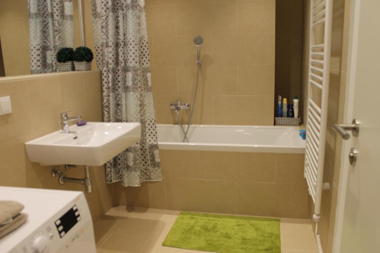 شقة Spacious, Modern 1-Bdrm Apt Near Vic & Austria Ctr فيينا المظهر الخارجي الصورة